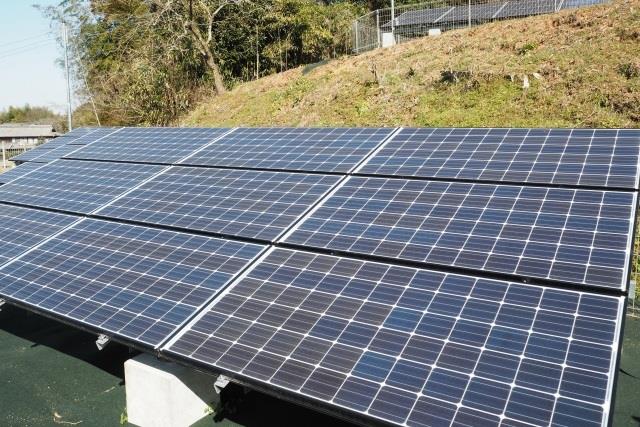 太陽光発電の増設の工事なら【さぬき電力】にお任せください。太陽光パネルの施工を任せられる、各種免許を取得したスタッフが在中しています。また、重機を自社所有していますので、一連の工事を短期間で完結することができます。太陽光発電を増設したいが費用や工事期間について不安を抱えていた方も、一度【さぬき電力】へお問い合せください。お客様のご要望にあわせて各種提案をさせて頂く他、見積もり依頼も対応しています。太陽光パネルの施工イメージ画像